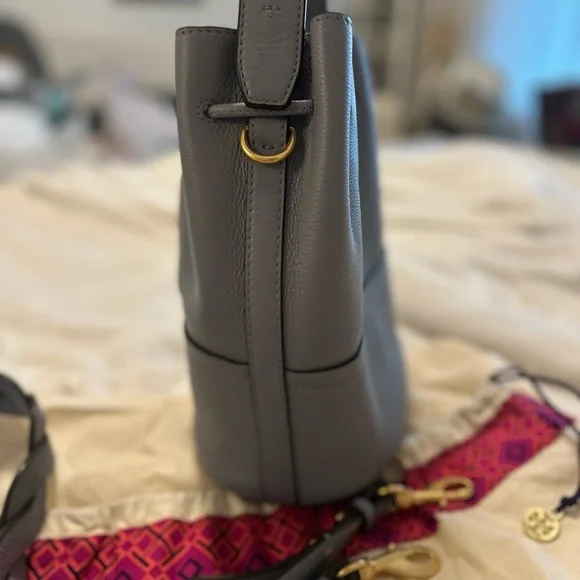 Tory Burch Miller leather Bucket Bag - Picture 4 of 11